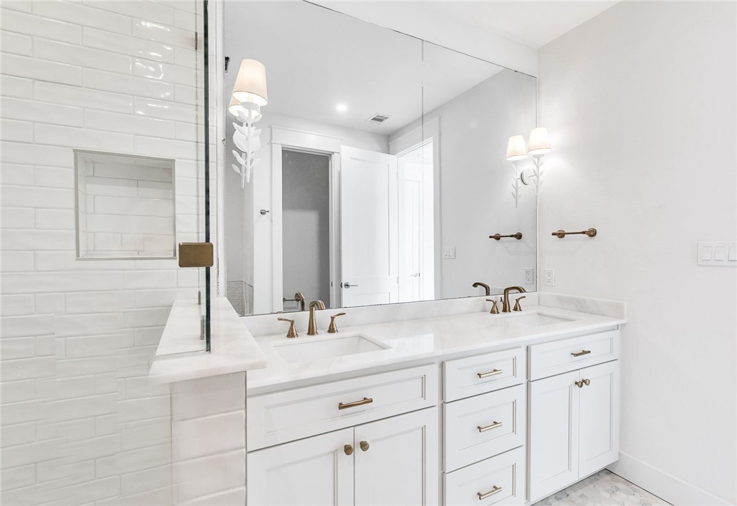 136 W Cotter Ave 17