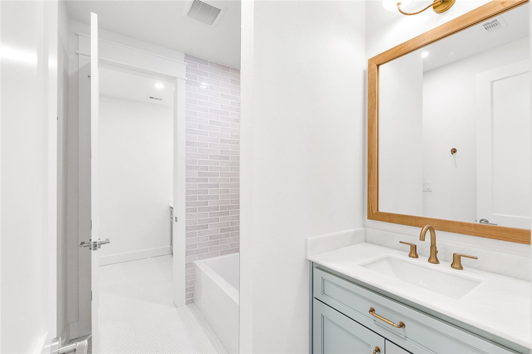 136 W Cotter Ave 17