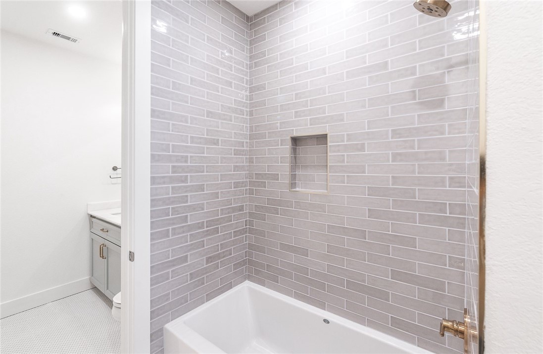 136 W Cotter Ave 17