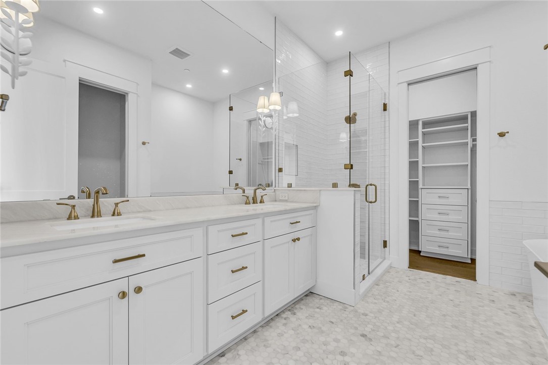 136 W Cotter Ave 23