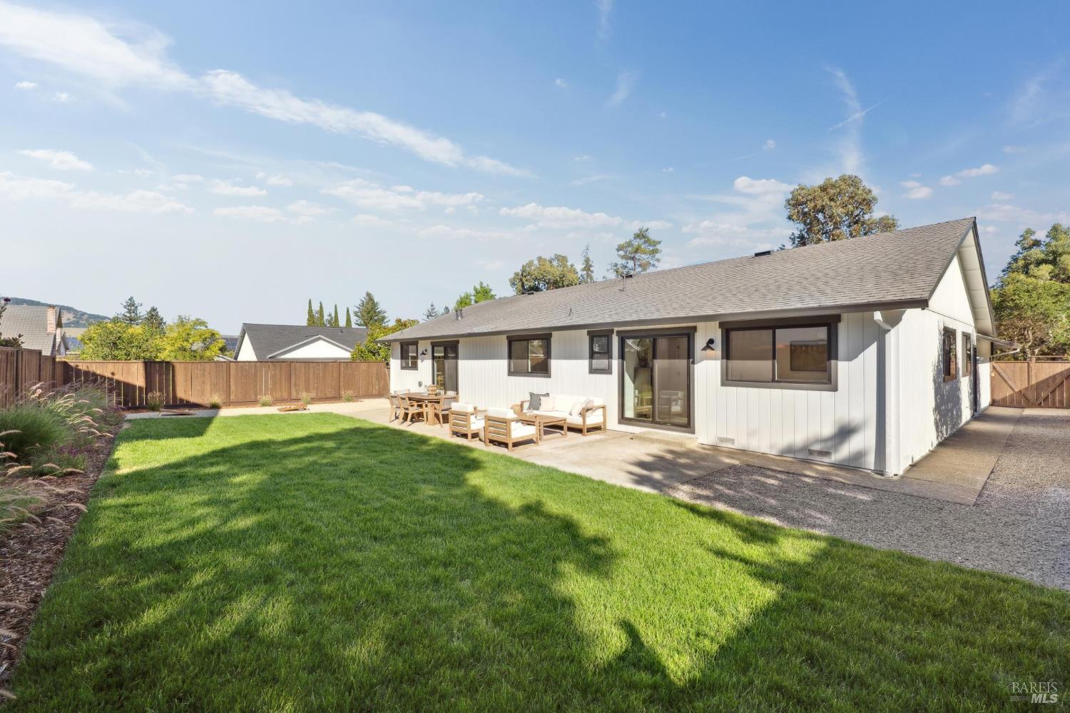 1 Meadowlark Ct