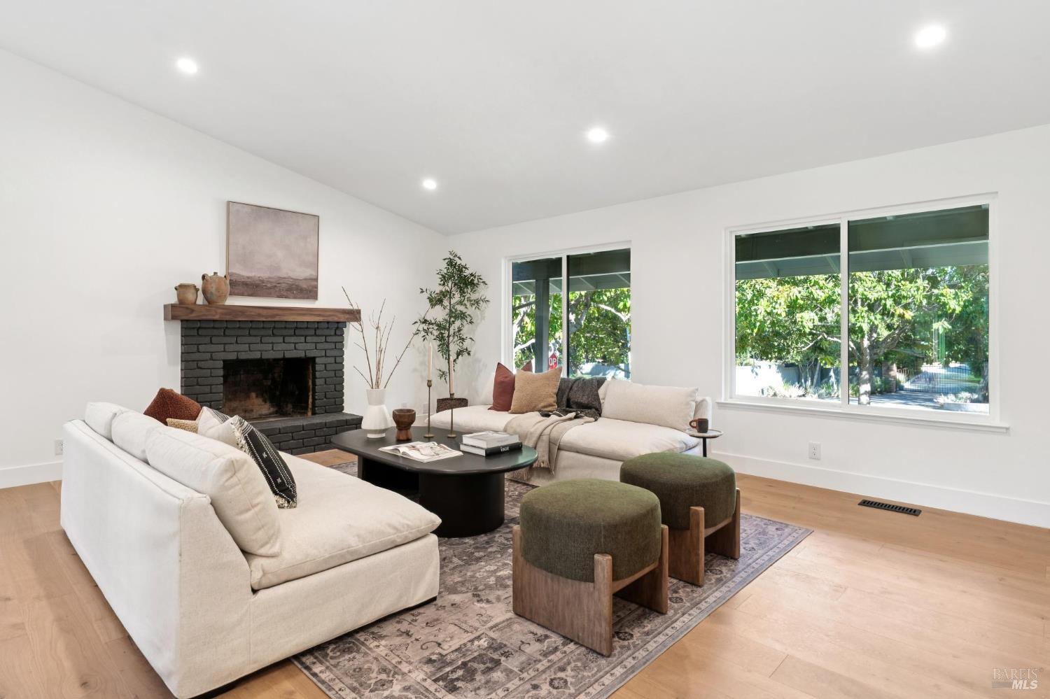 1 Meadowlark Ct