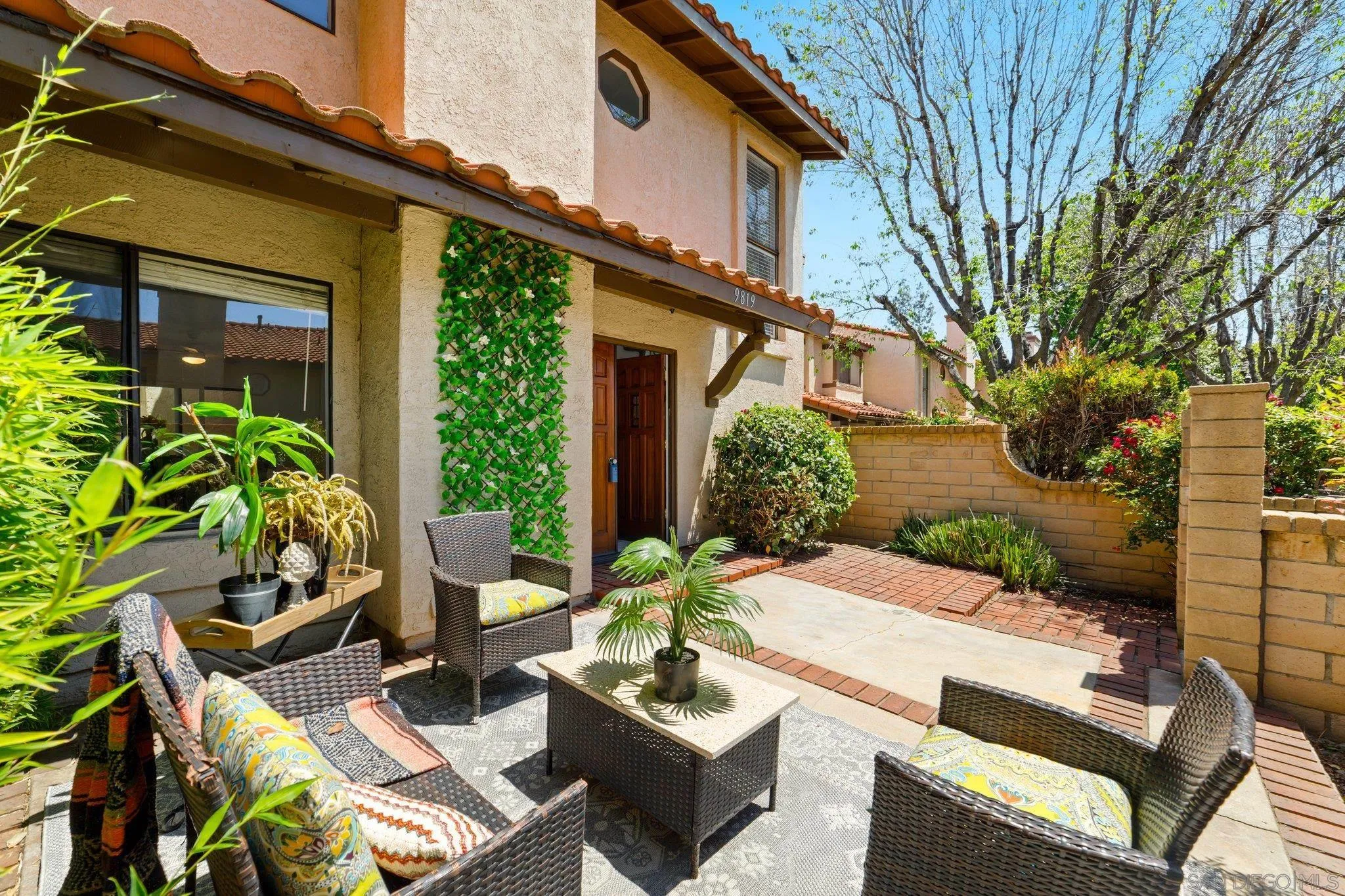 9819 Mariposa Dr