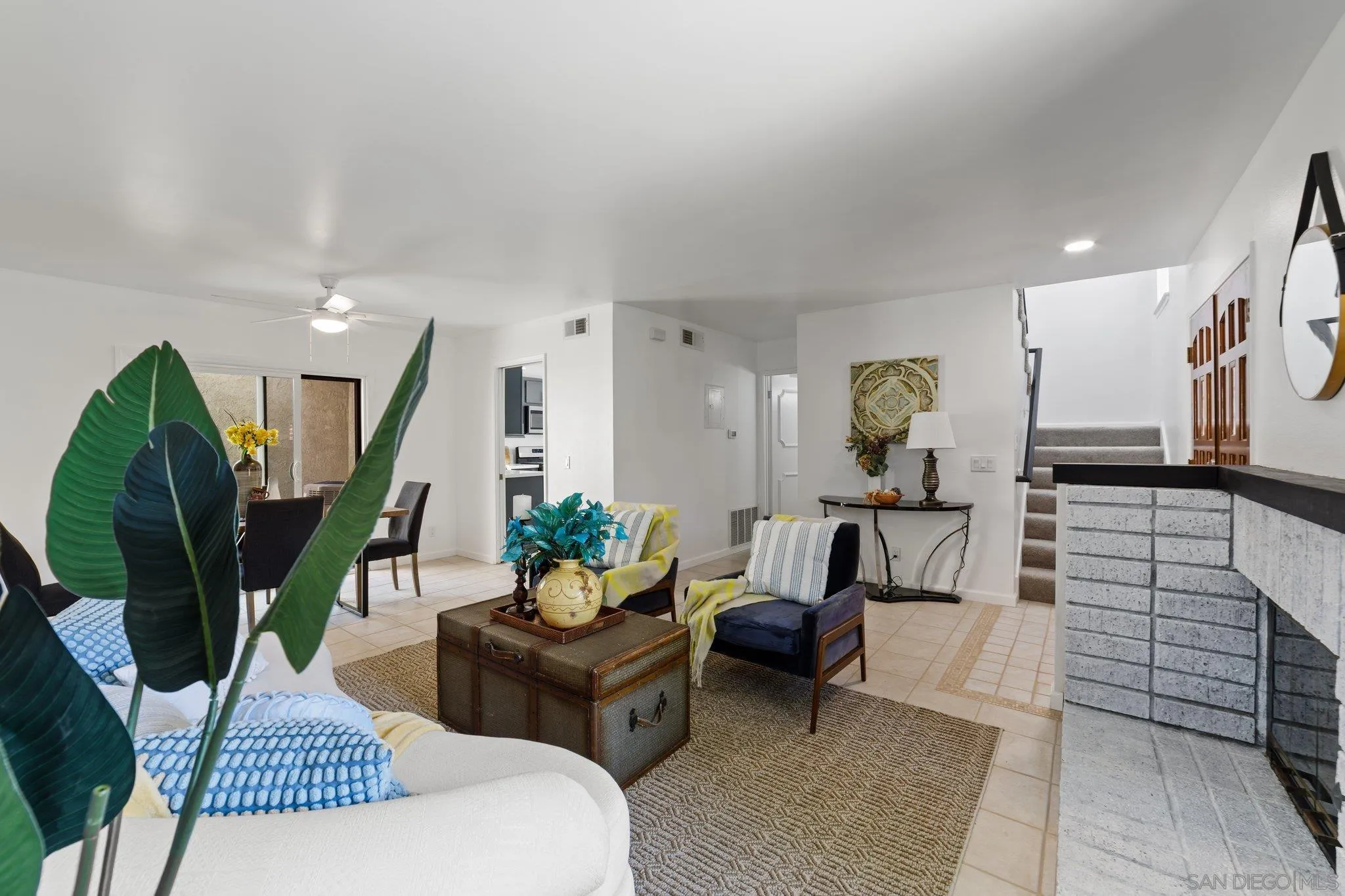 9819 Mariposa Dr