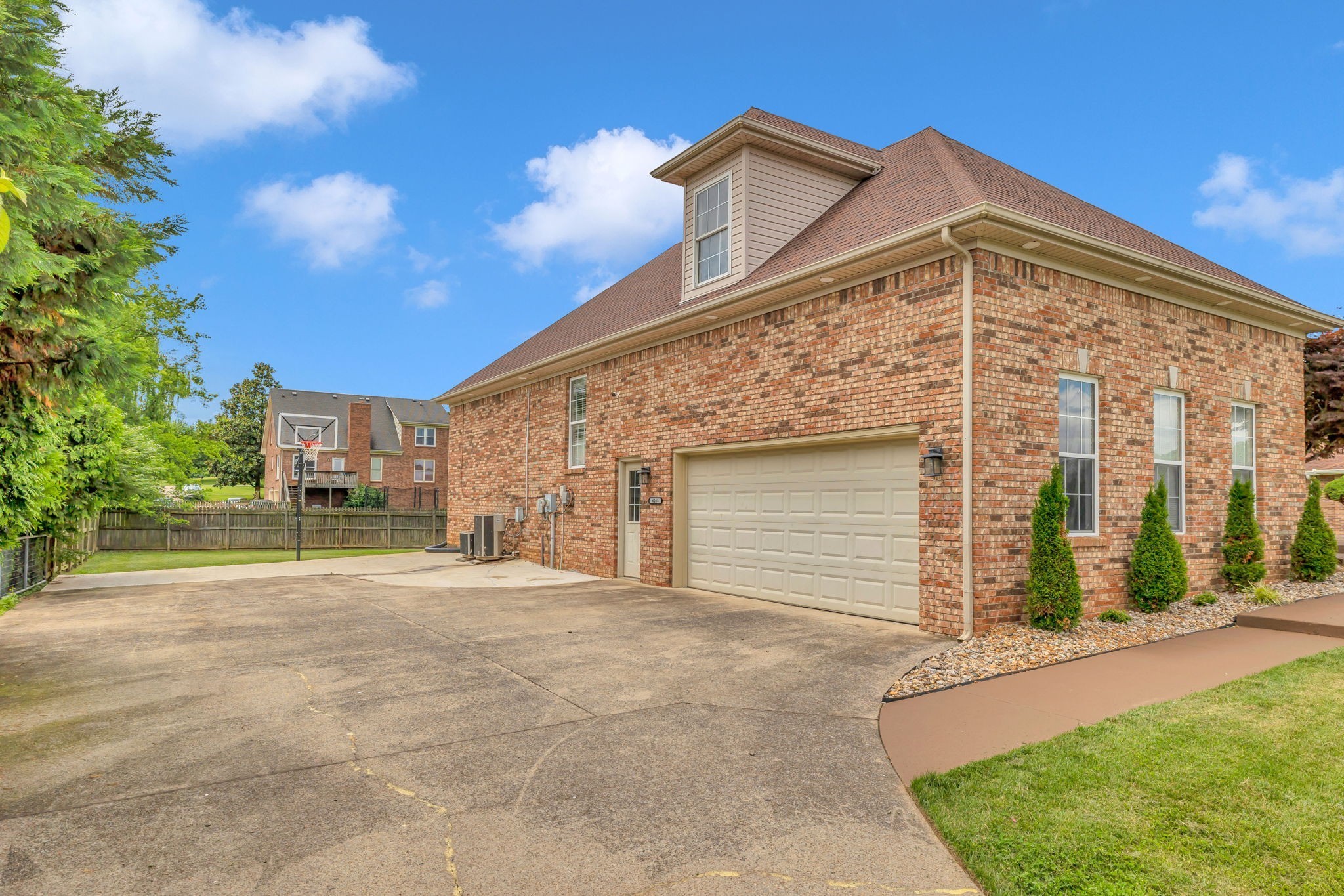 4268 N Woodstock Dr