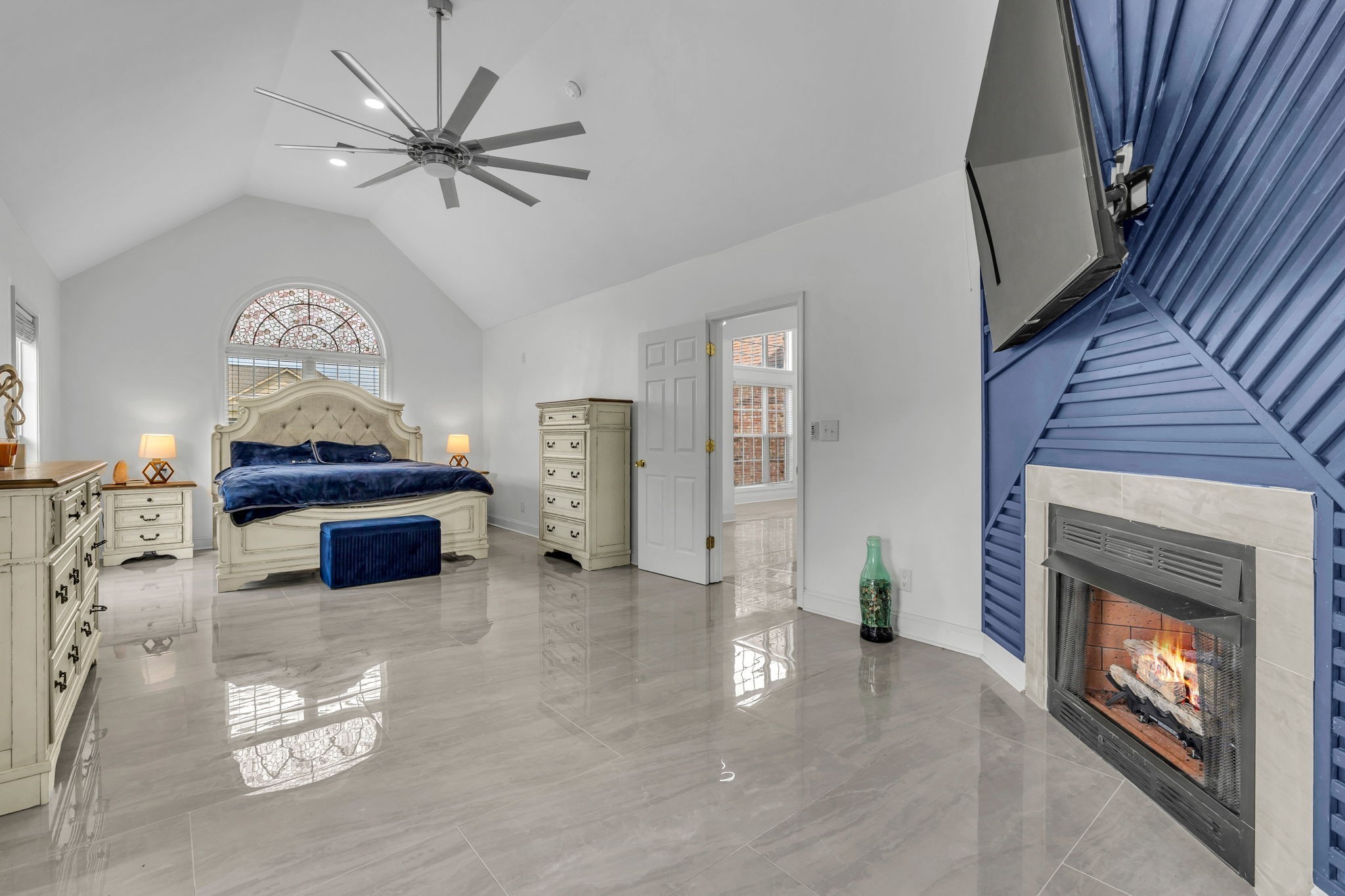 4268 N Woodstock Dr