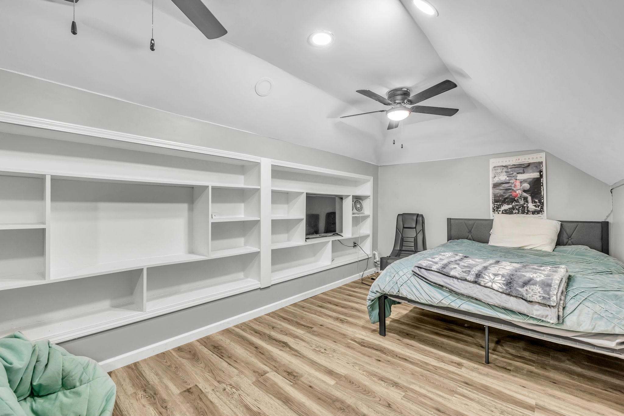 4268 N Woodstock Dr