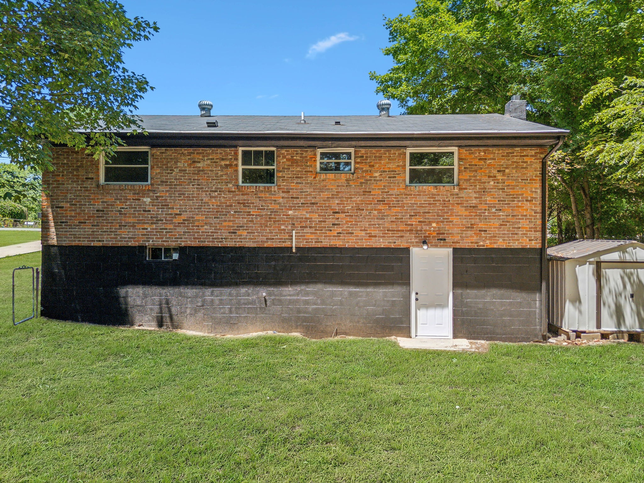 2026 Lintwood Dr