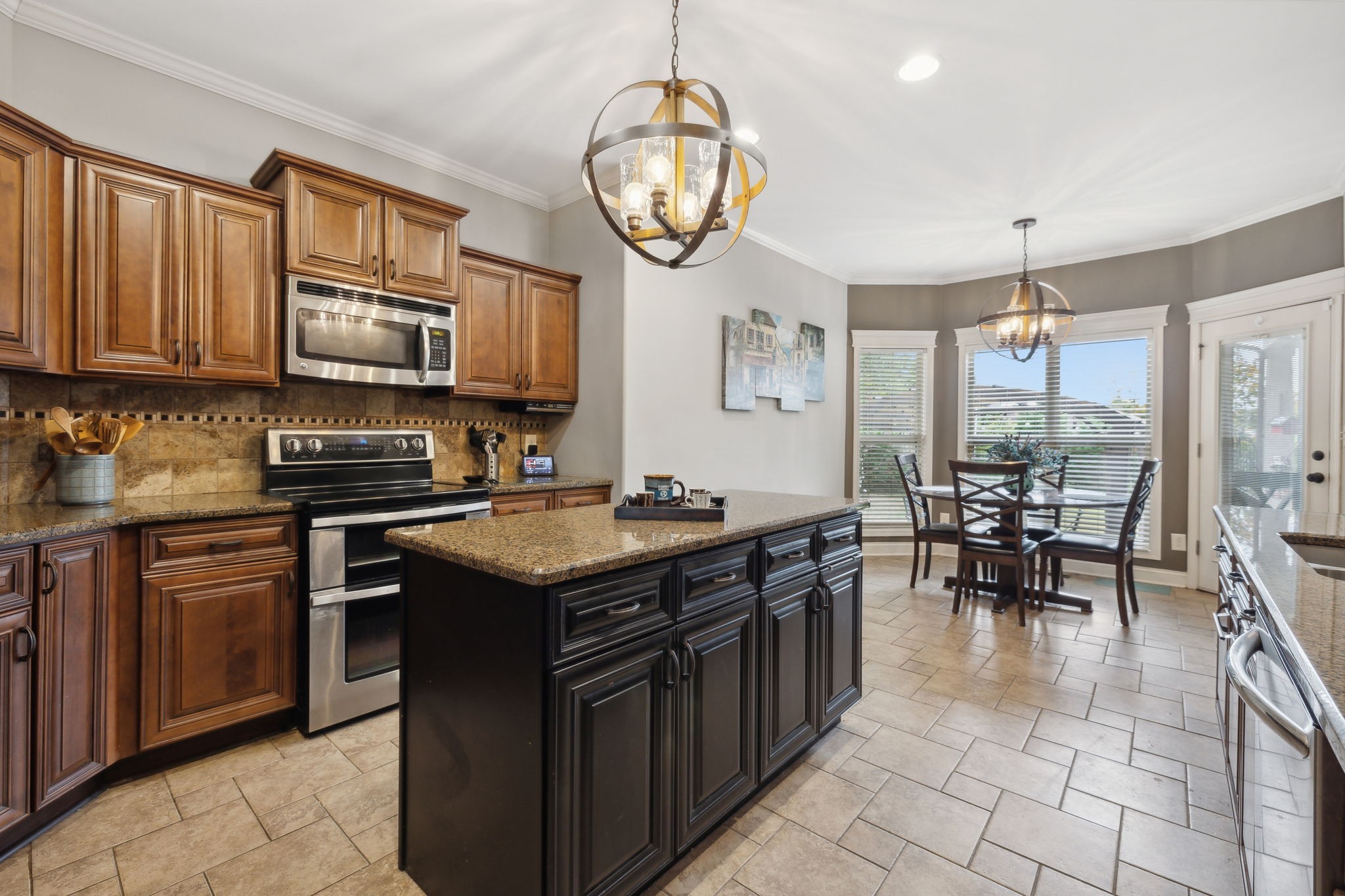 1049 Willow Cir