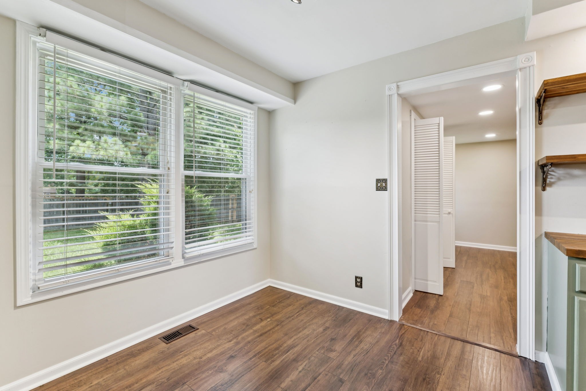 353 Greenleaf Ln