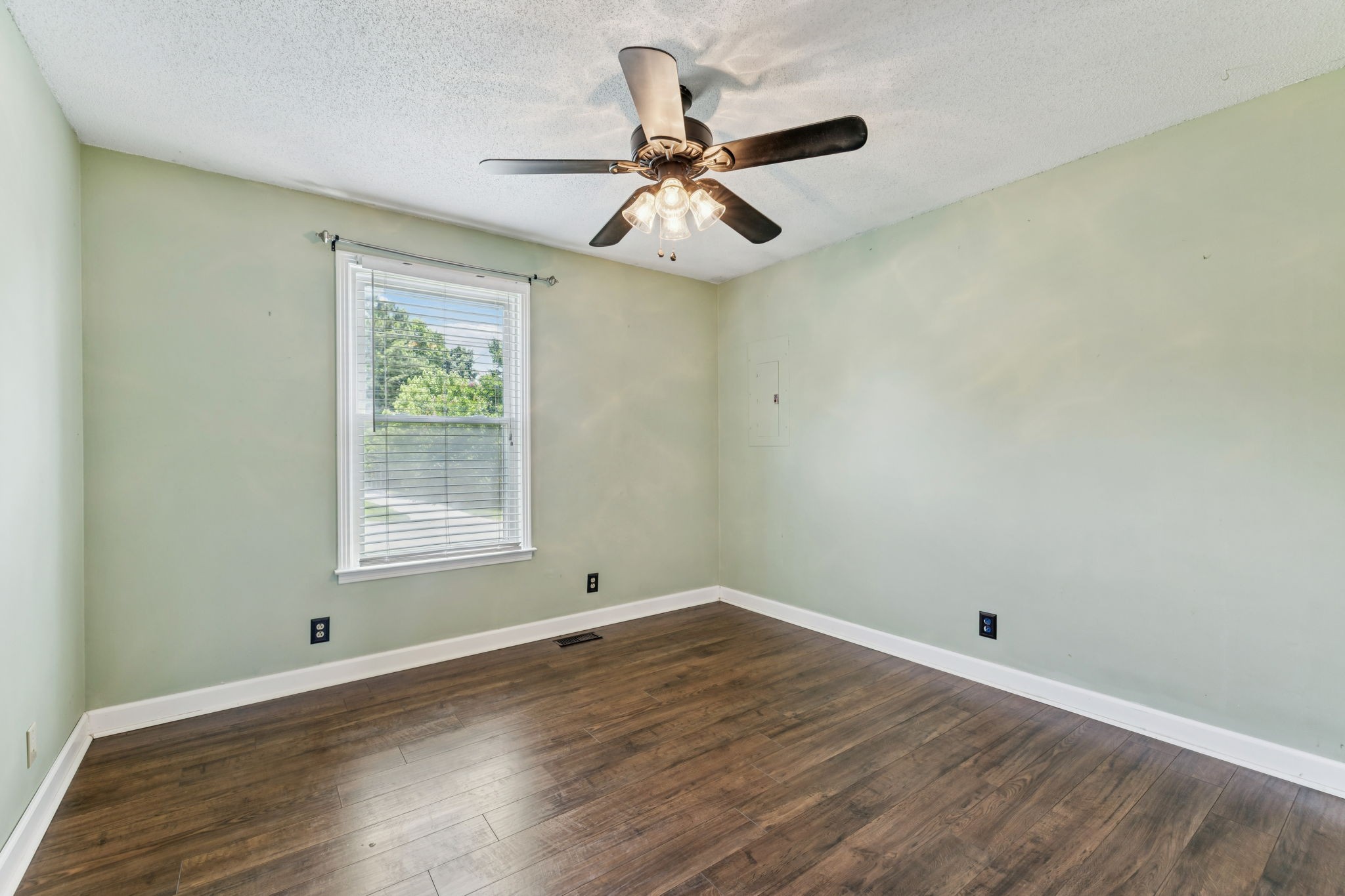 353 Greenleaf Ln