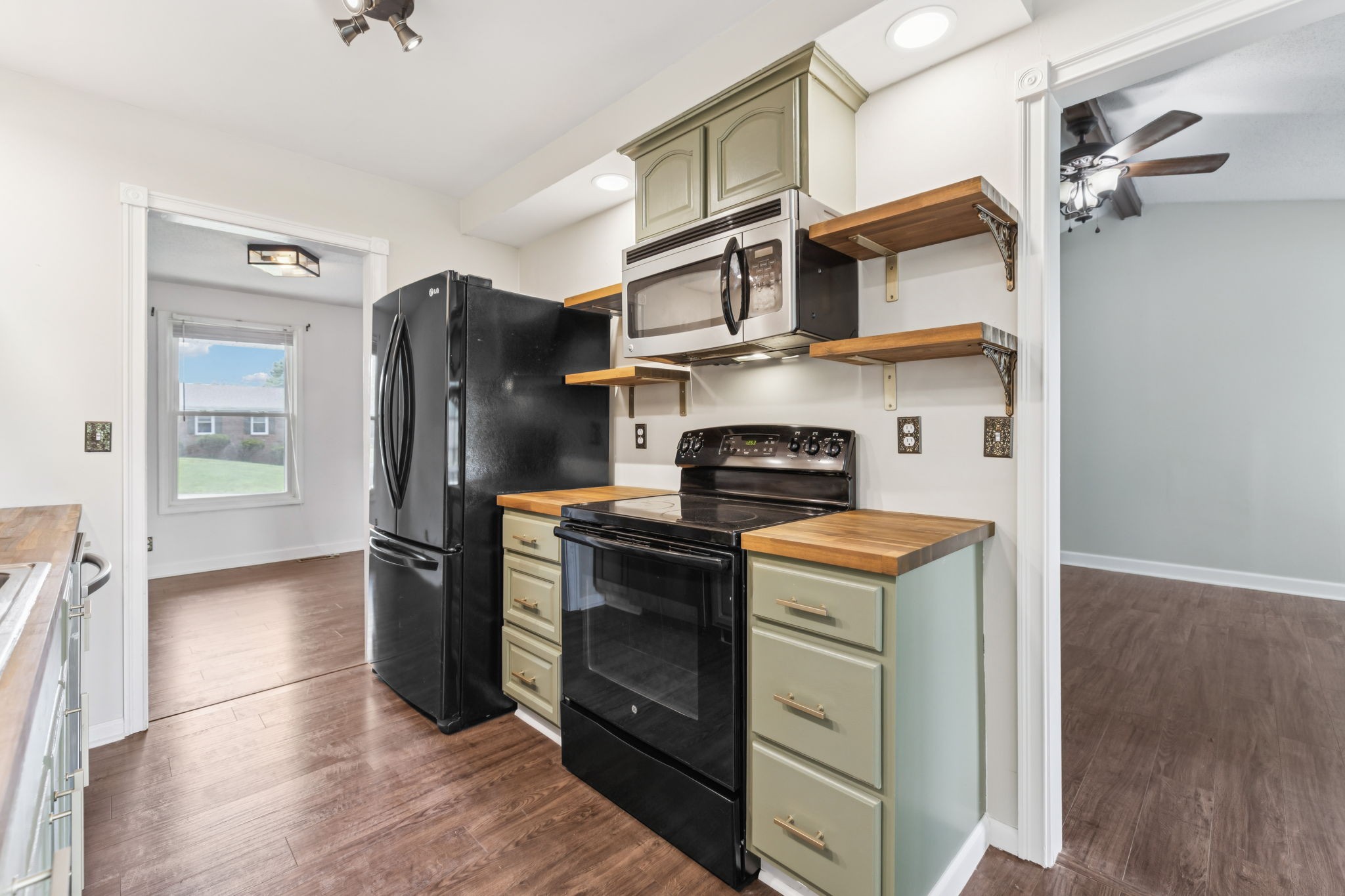 353 Greenleaf Ln