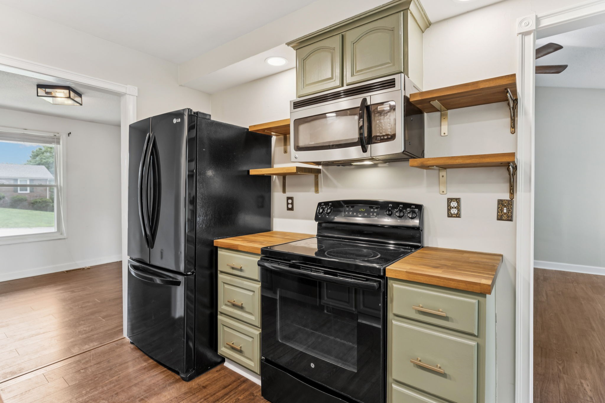 353 Greenleaf Ln