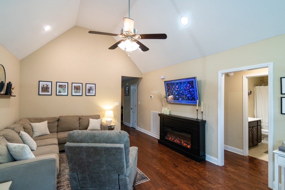 1688 Barrywood Cir, E