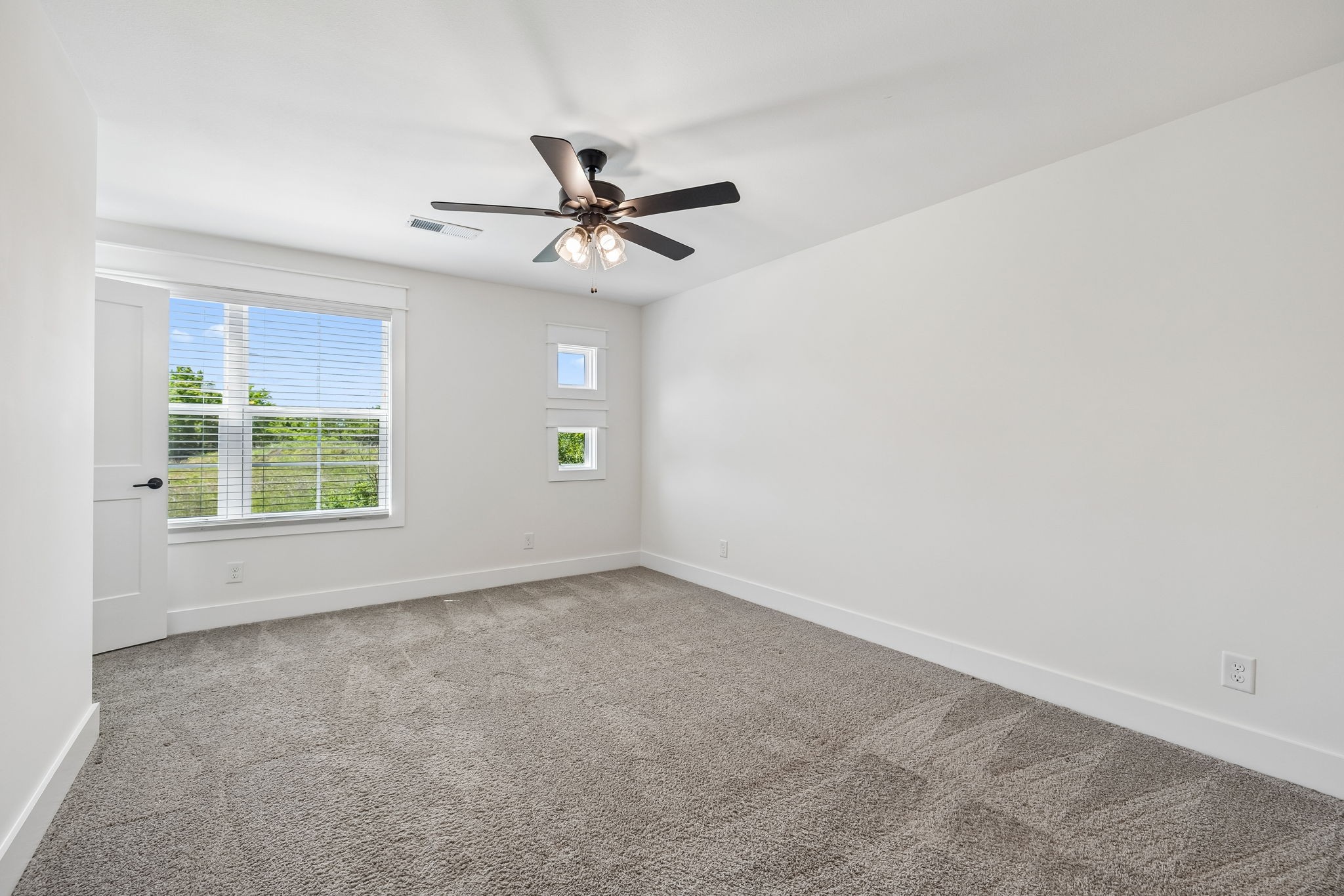 41 W High St Unit: D8