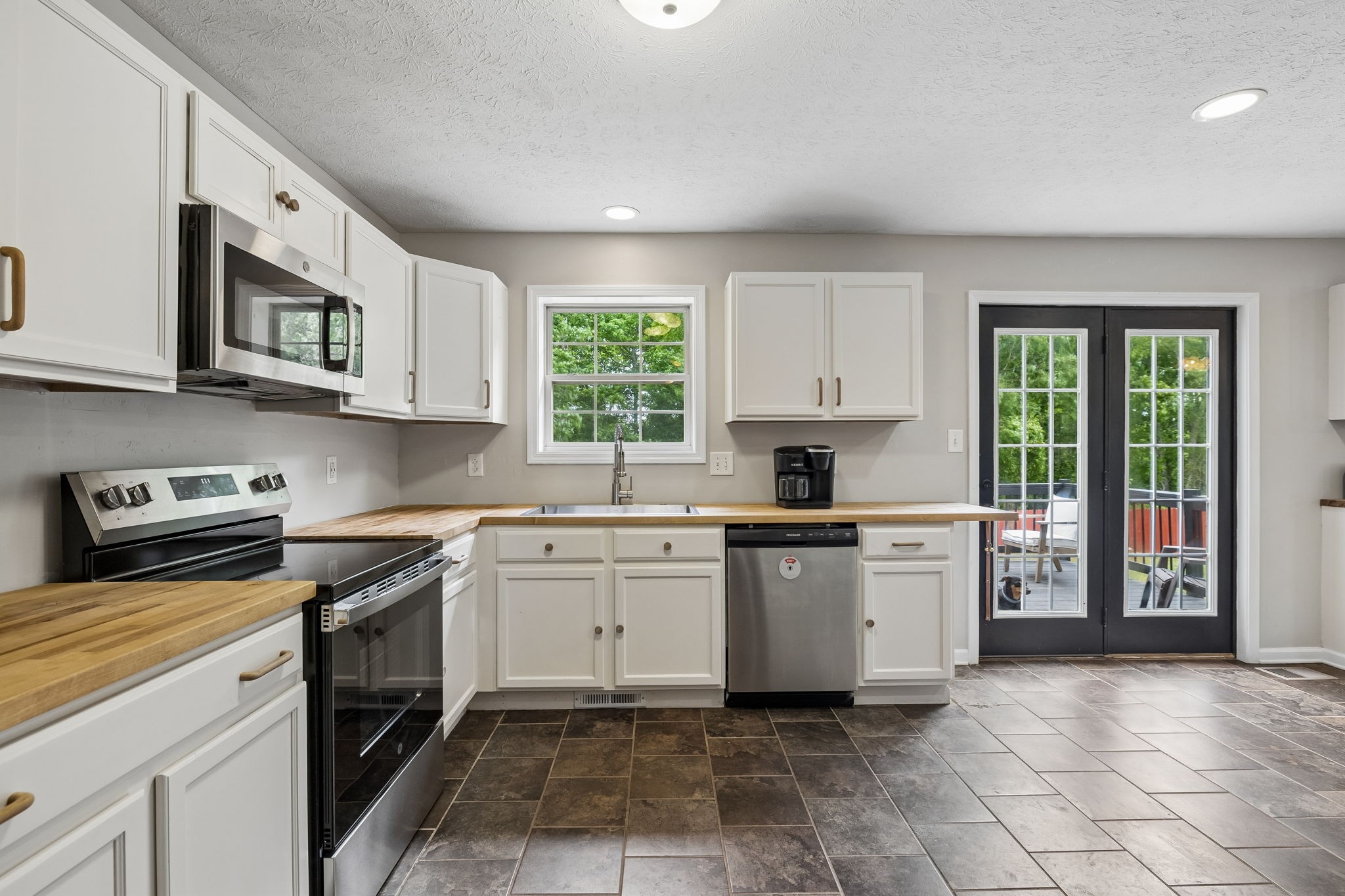 1913 Jackie Lorraine Dr