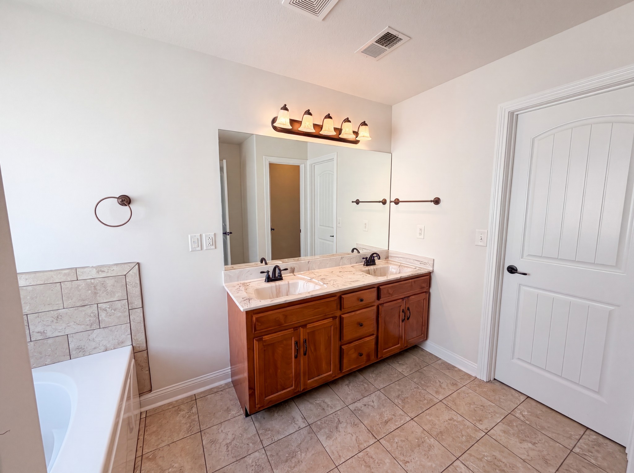 1733 Apache Way