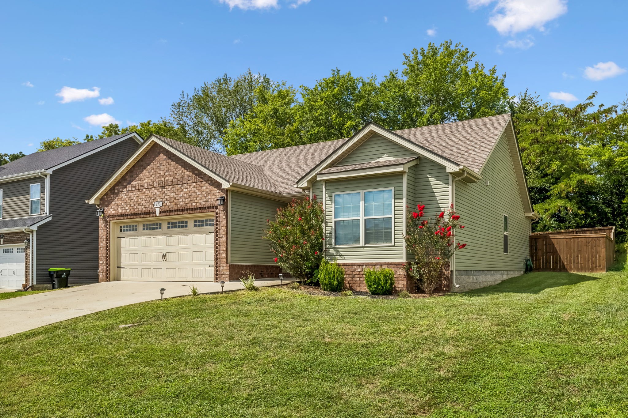 873 Lutz Ln