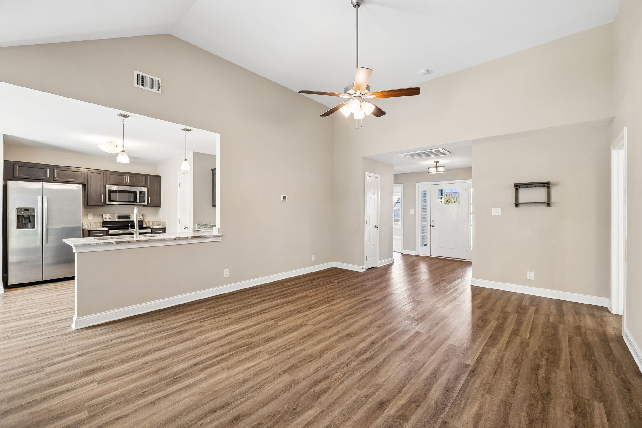 873 Lutz Ln