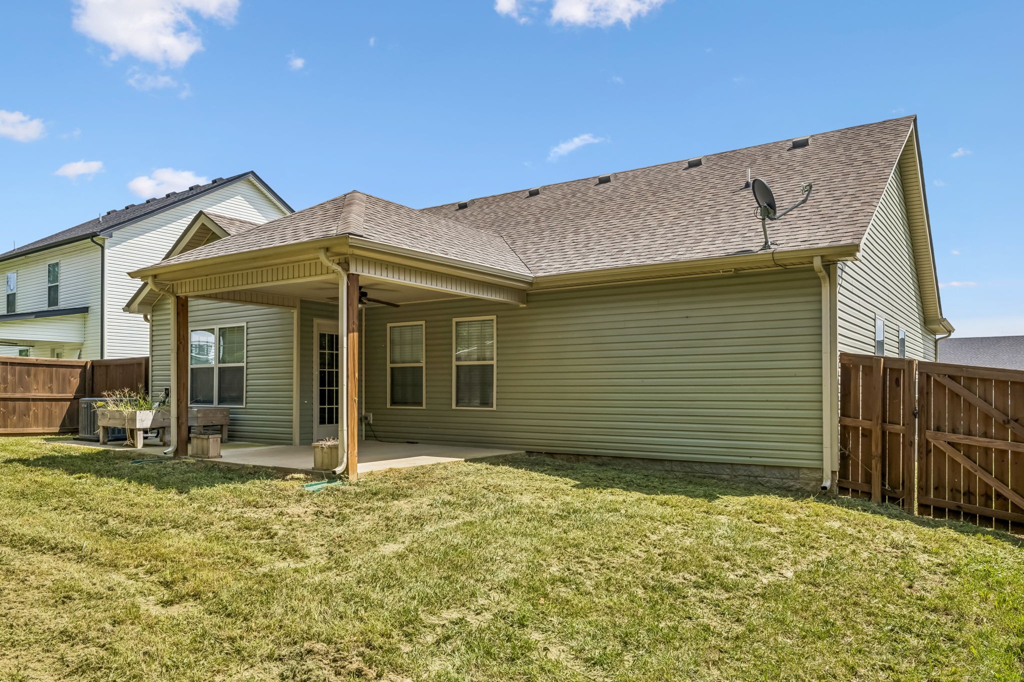 873 Lutz Ln