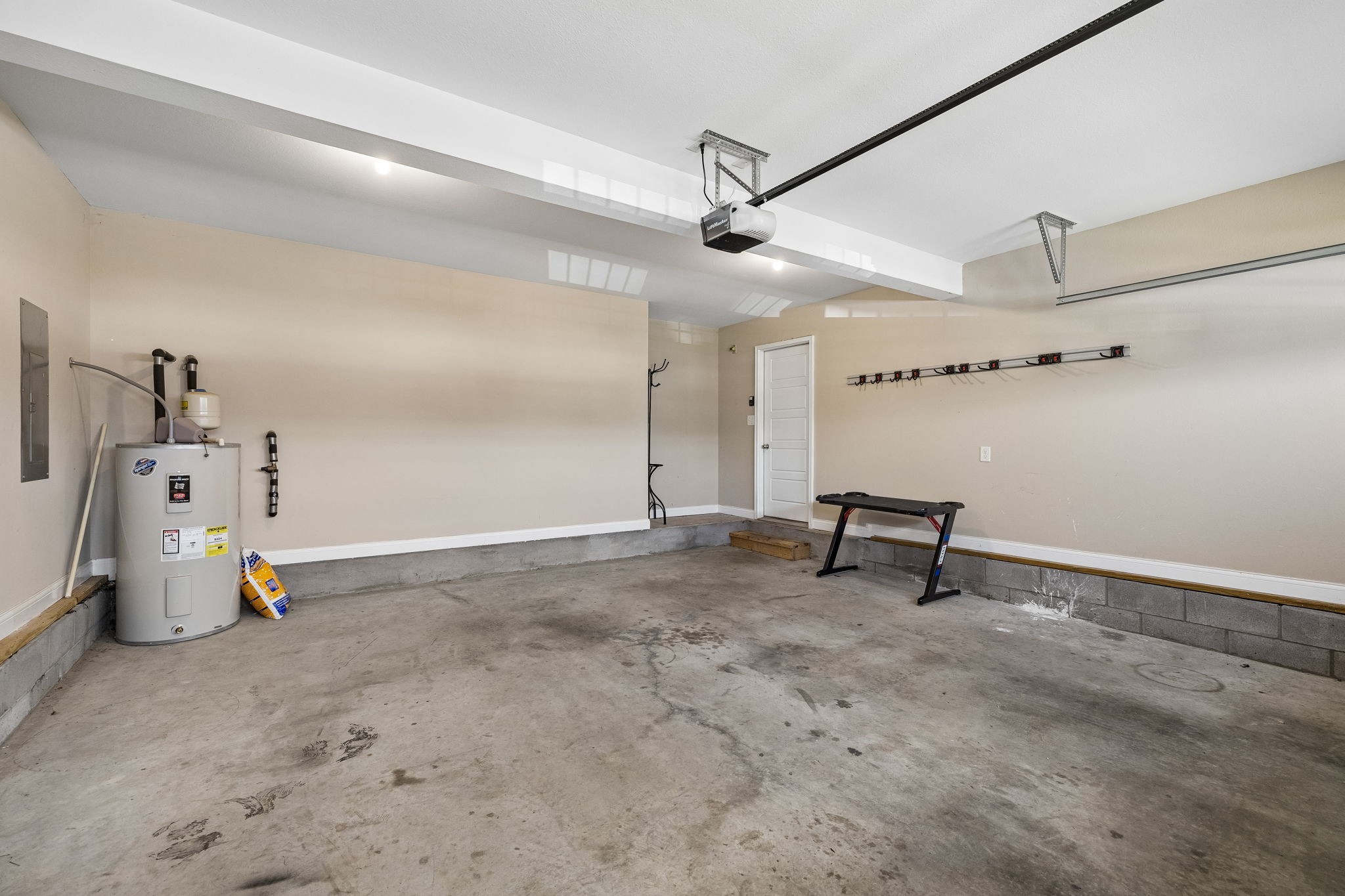 873 Lutz Ln