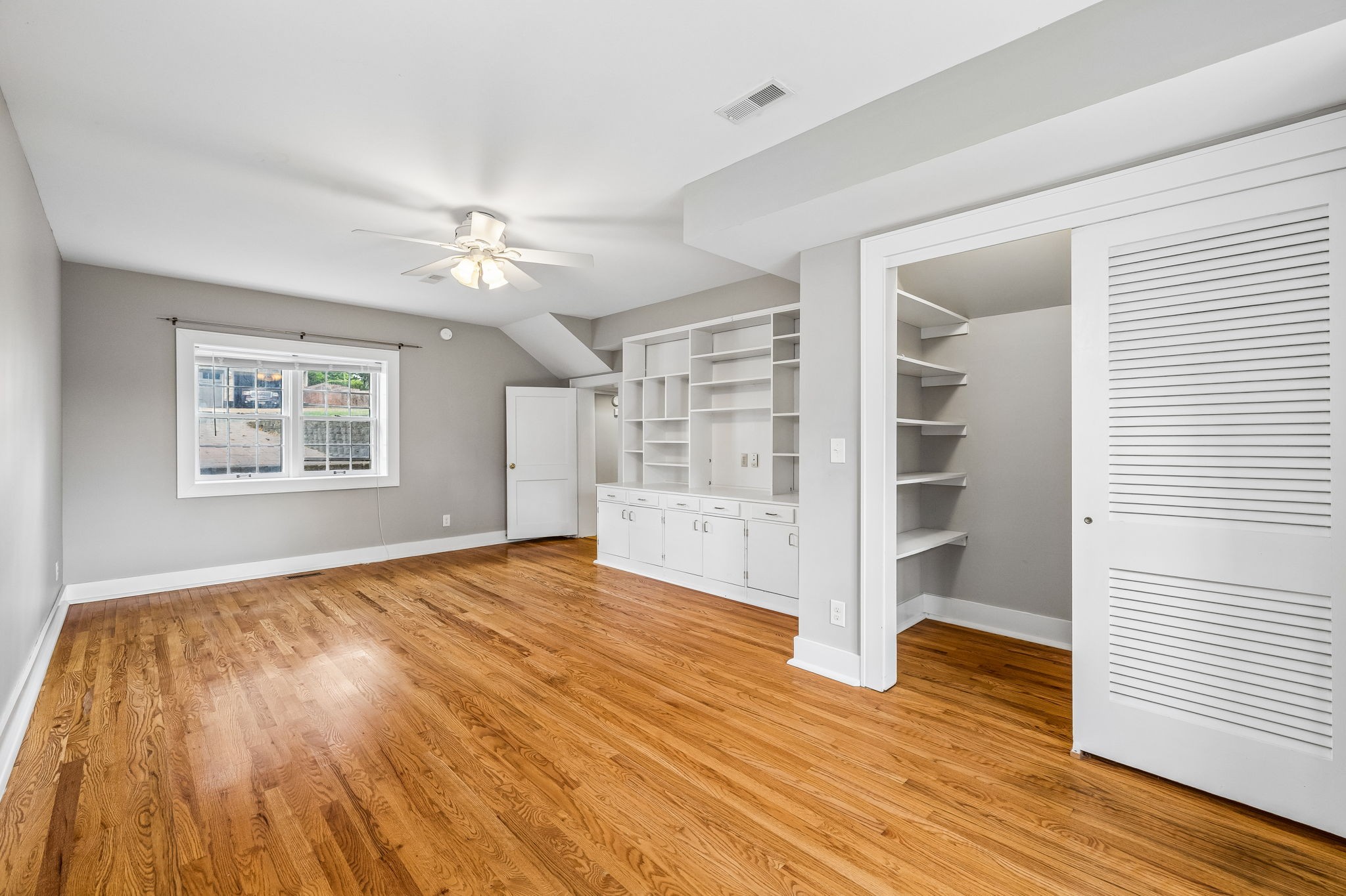 165 E Glenwood Dr
