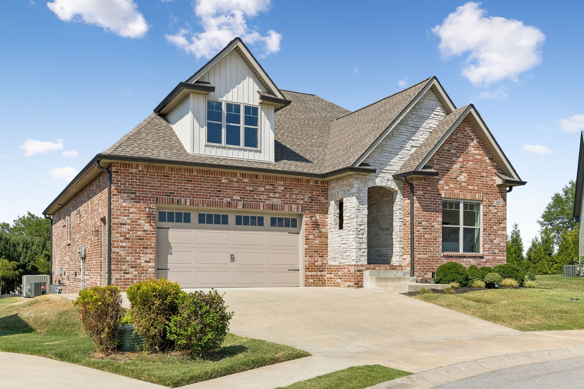 221 Dorchester Cir