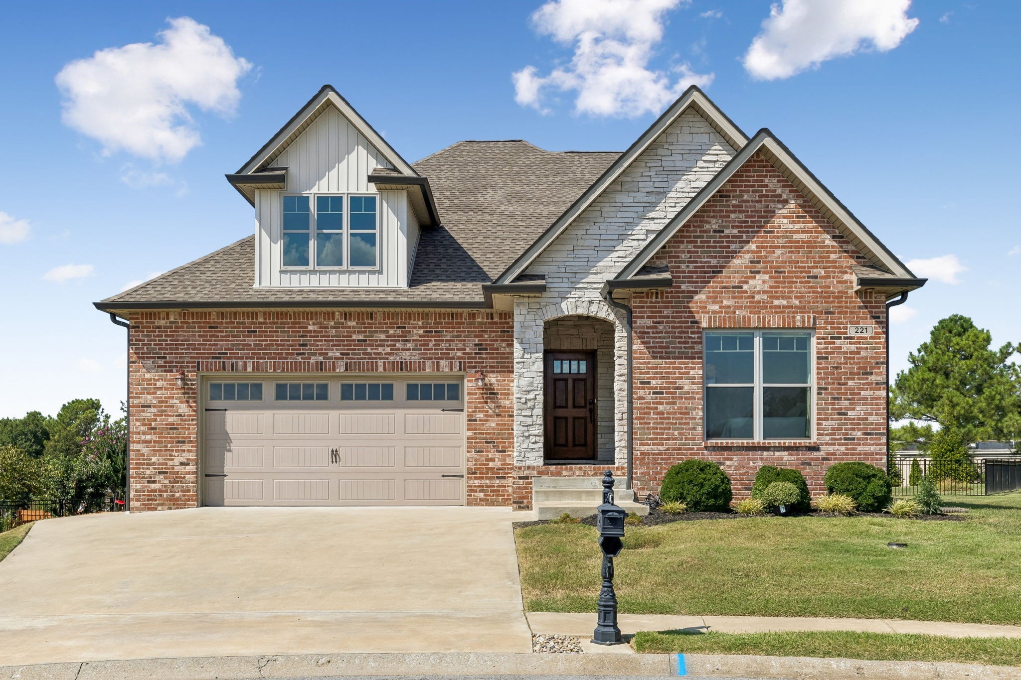 221 Dorchester Cir