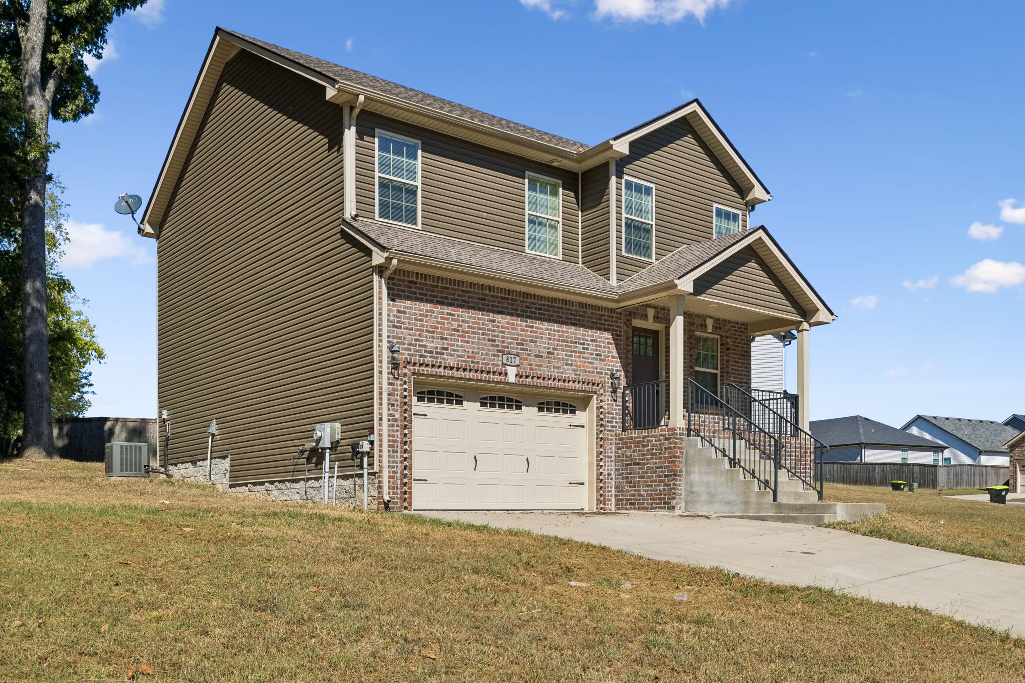 817 Lutz Ln
