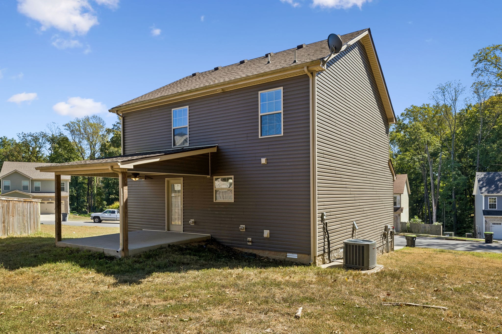 817 Lutz Ln