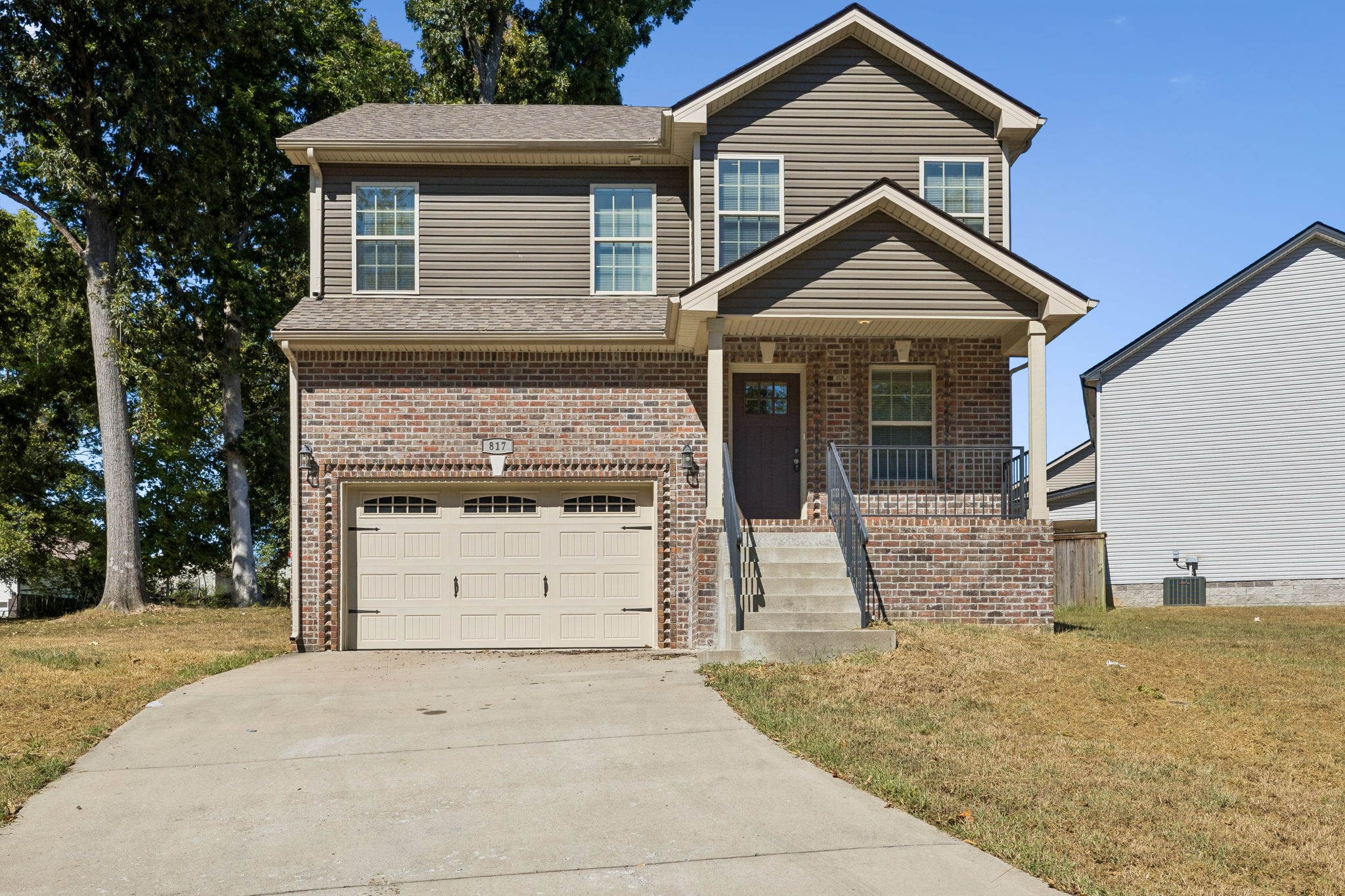 817 Lutz Ln