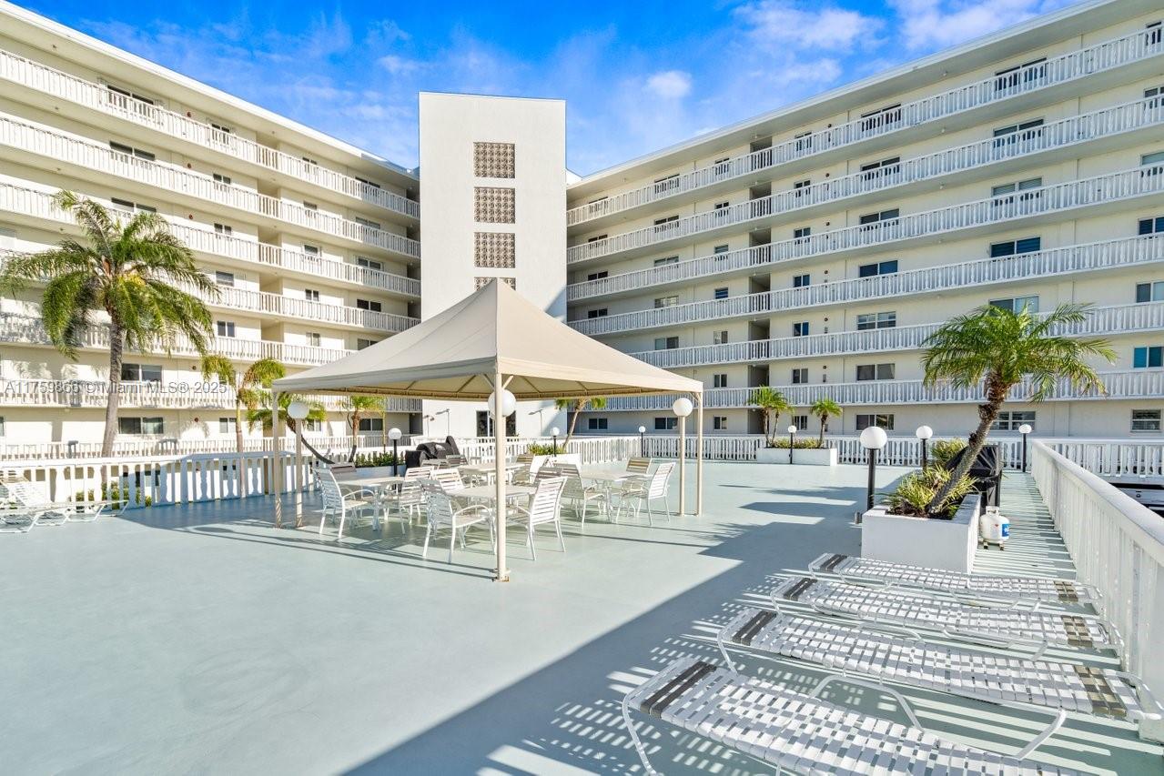 301 Lake Shore Dr # 106