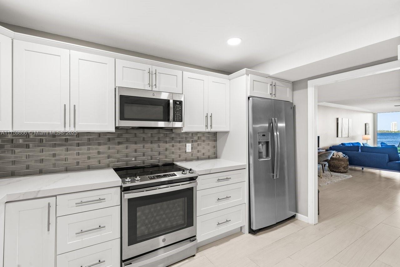 301 Lake Shore Dr # 106