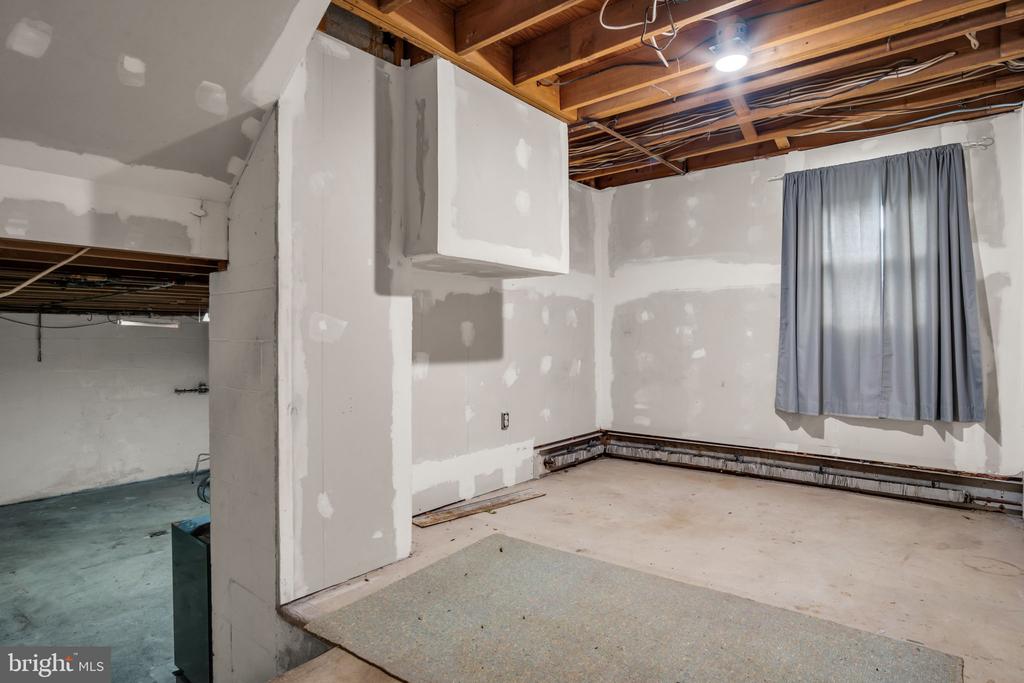 1005 SEEMORE DRIVE