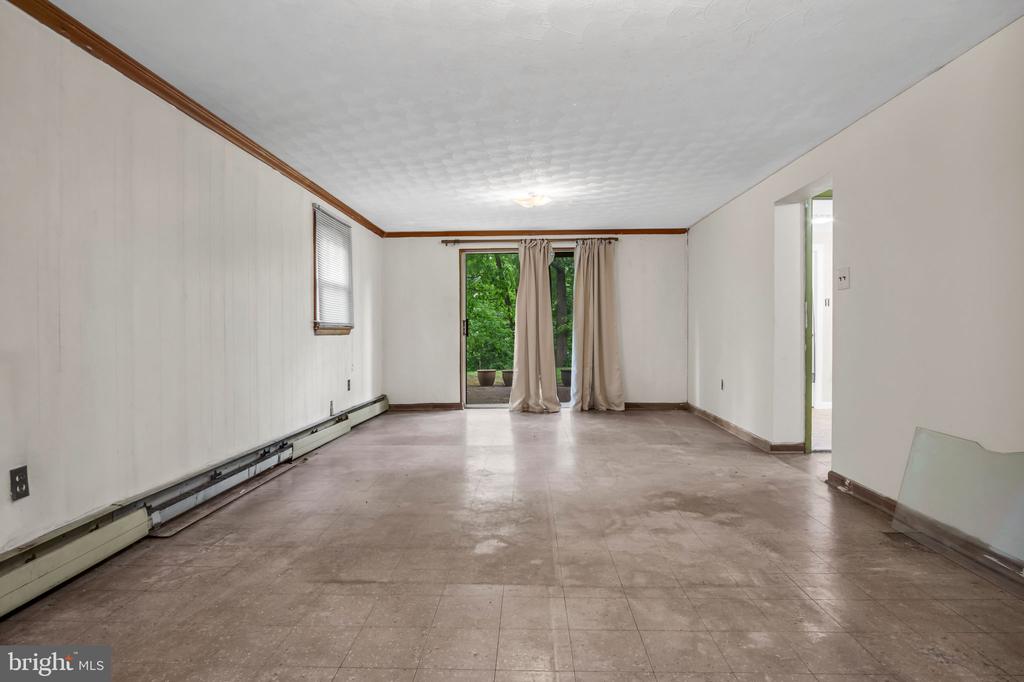 1005 SEEMORE DRIVE