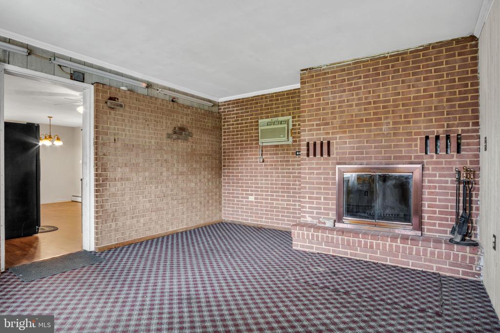 1005 SEEMORE DRIVE
