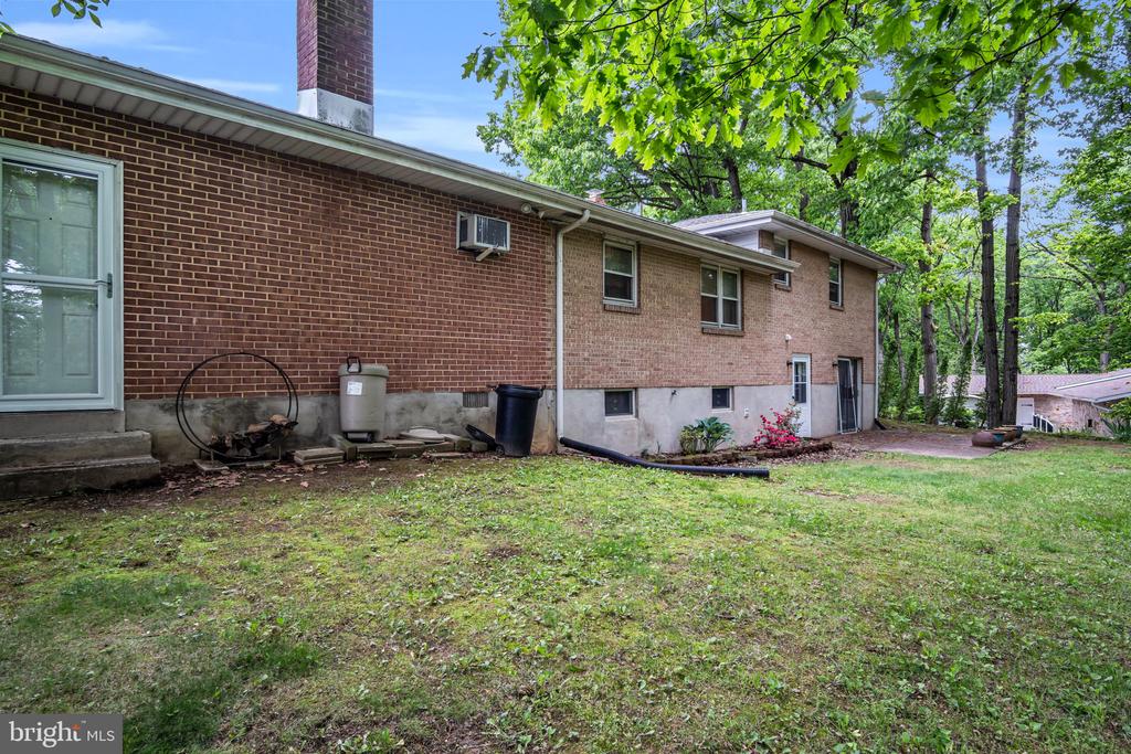 1005 SEEMORE DRIVE