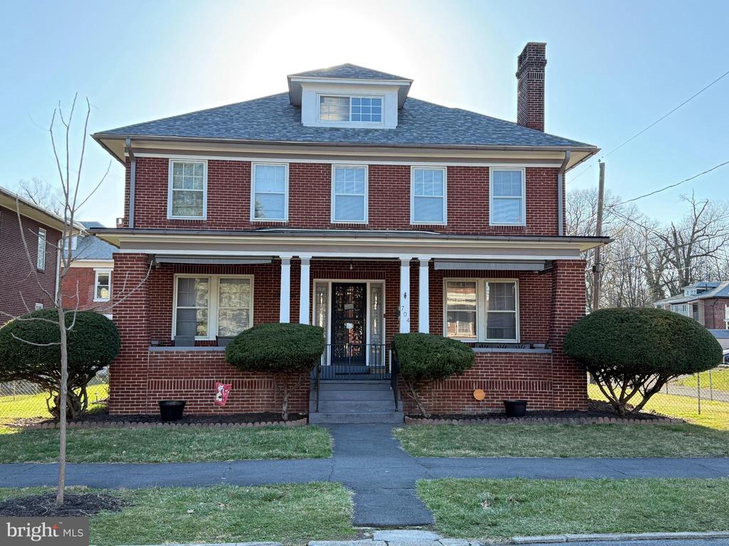 704 N 16TH STREET