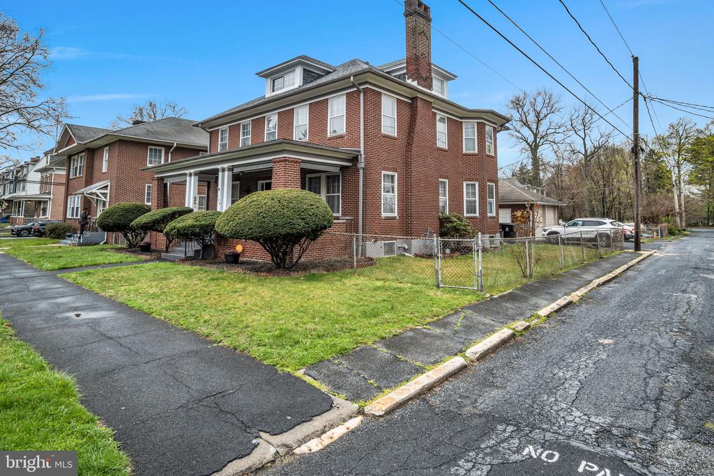 704 N 16TH STREET