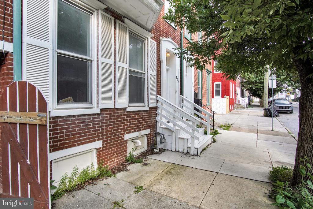 125 S PERSHING AVENUE