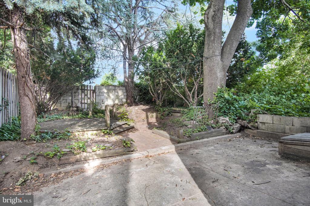 125 S PERSHING AVENUE