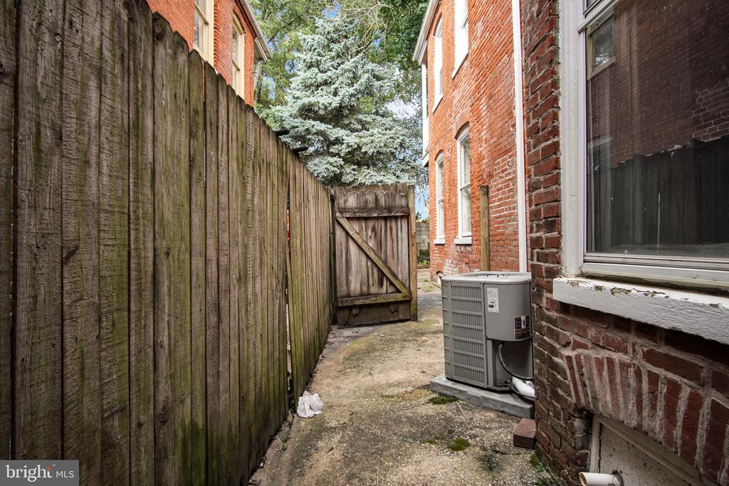 125 S PERSHING AVENUE