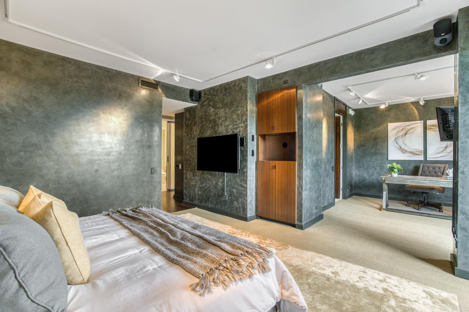 1 Treetops Unit: 1002E