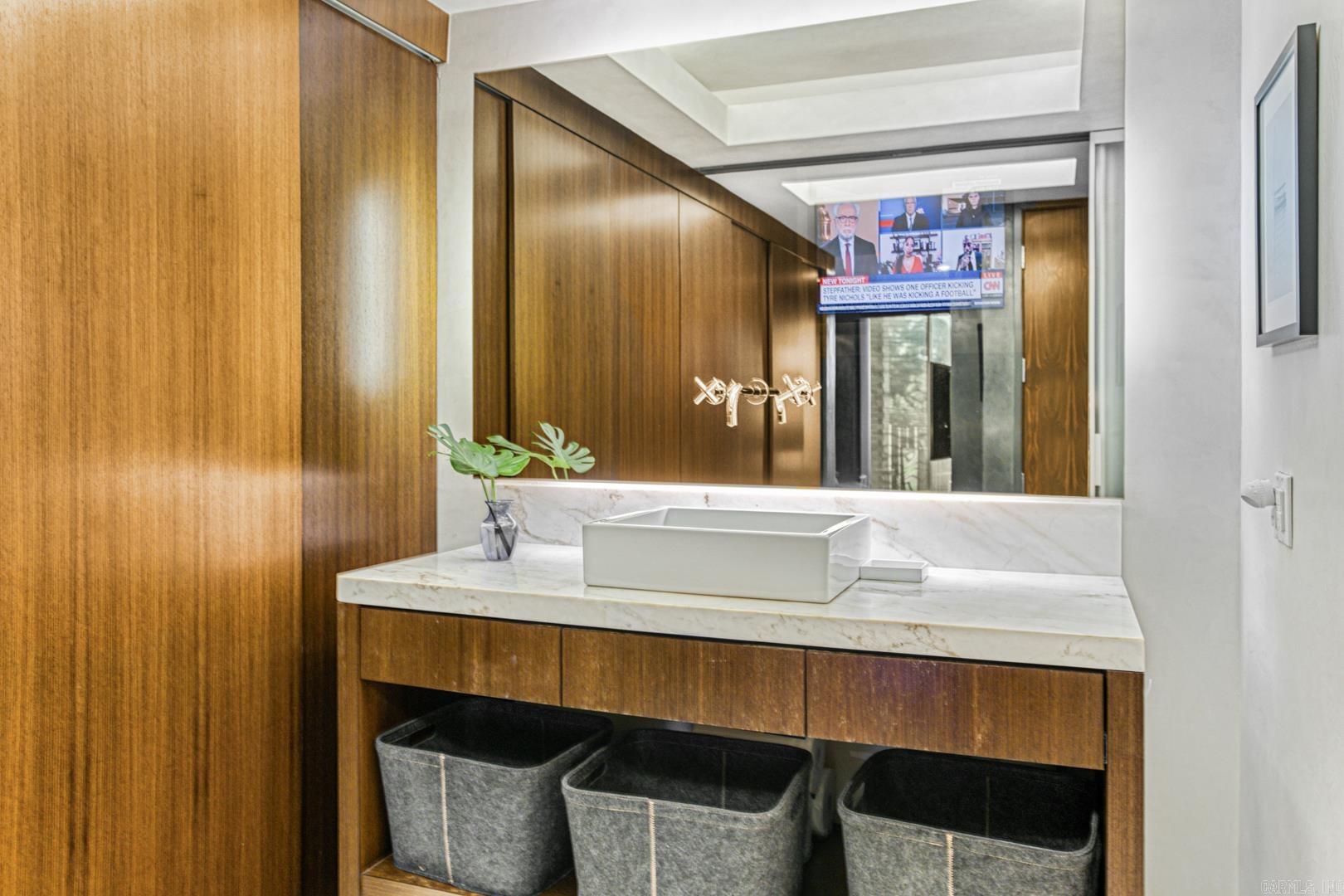 1 Treetops Unit: 1002E