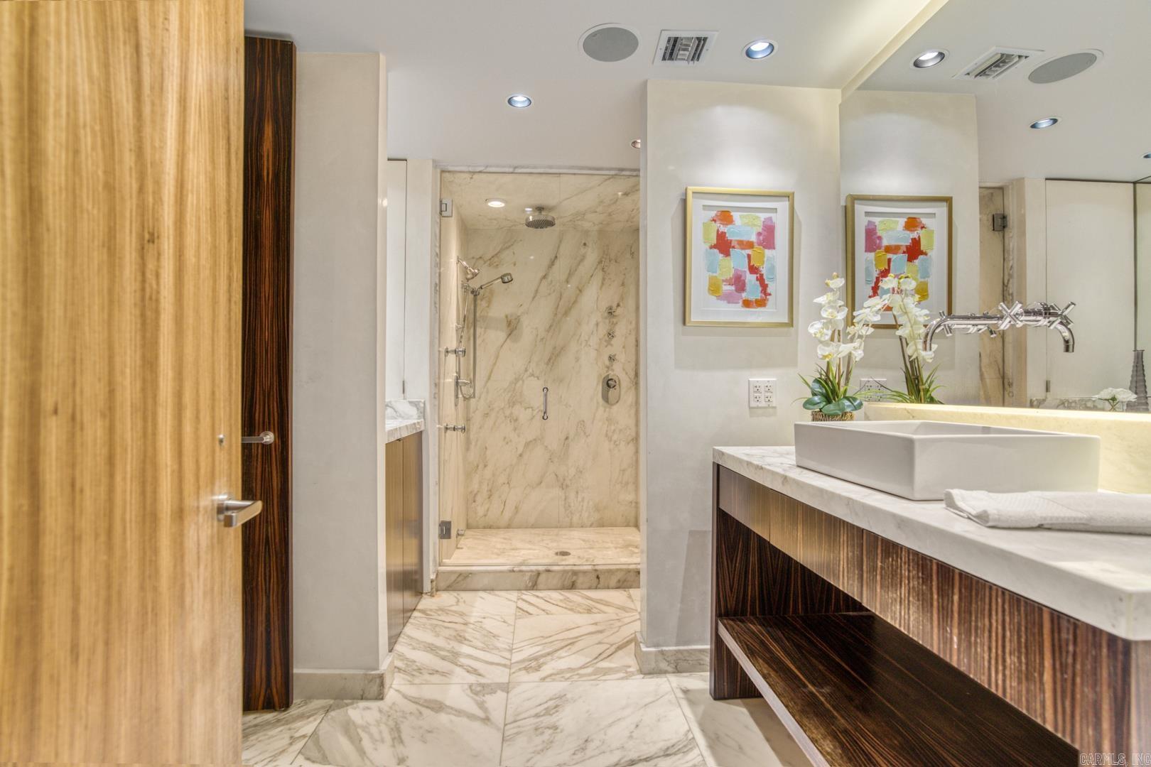 1 Treetops Unit: 1002E
