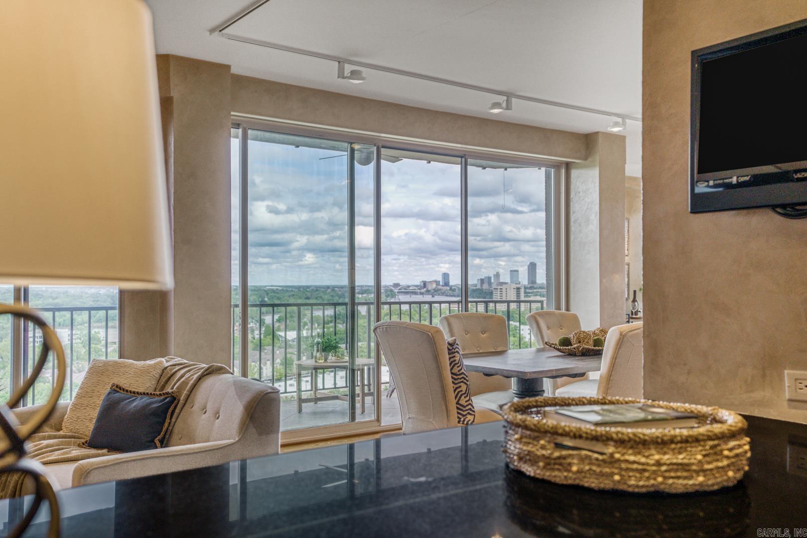 1 Treetops Unit: 1002E