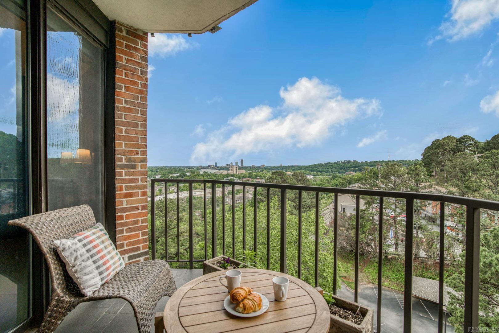 1 Treetops Unit: 1002E