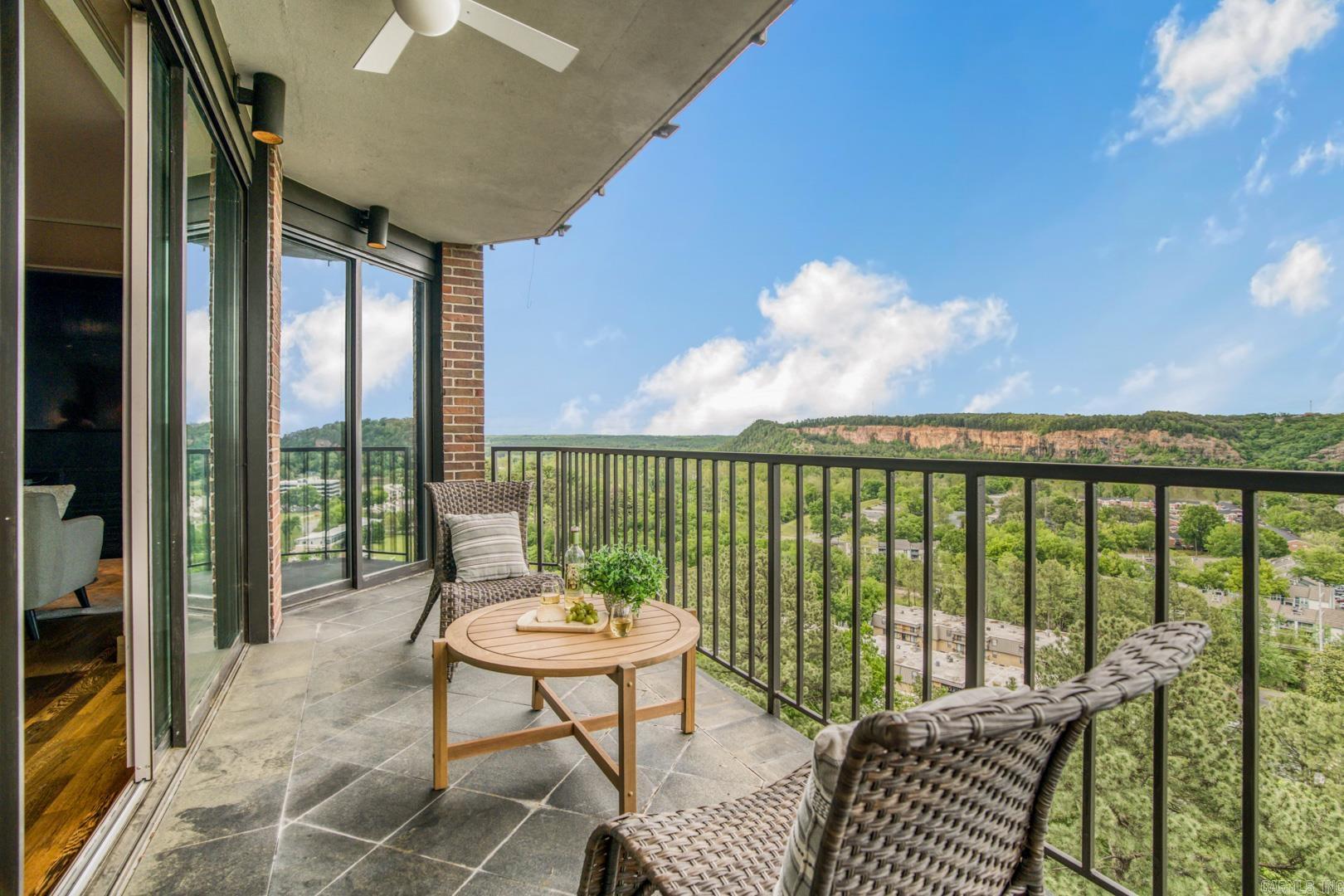 1 Treetops Unit: 1002E
