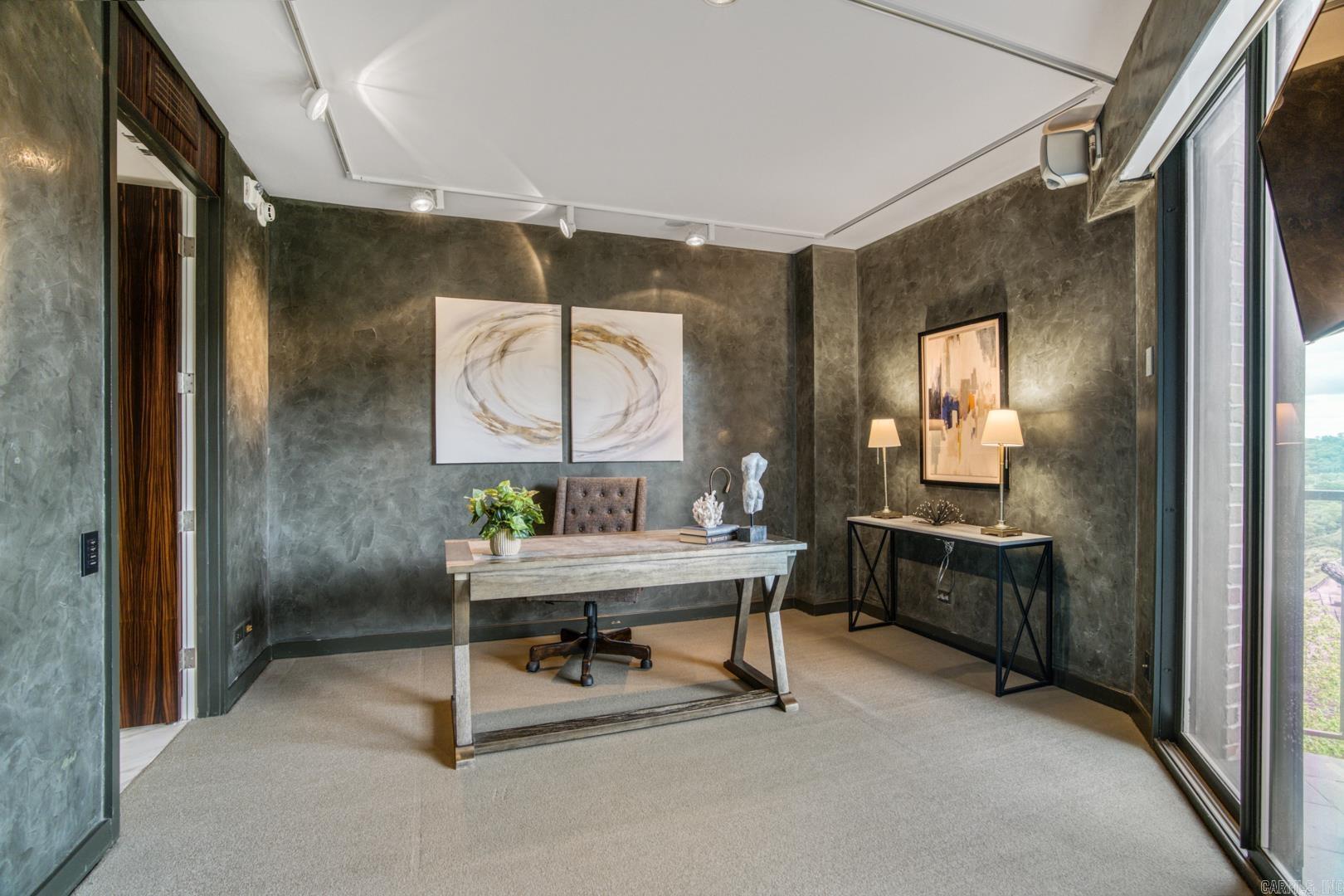 1 Treetops Unit: 1002E