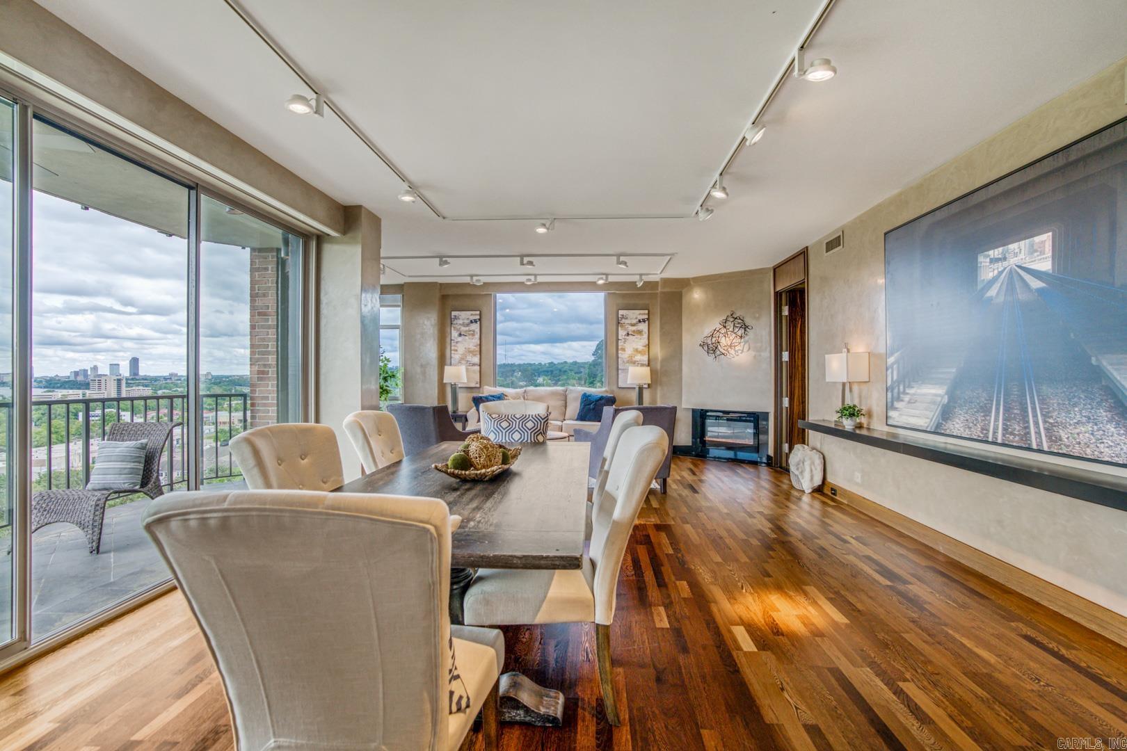 1 Treetops Unit: 1002E